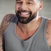Ricky Martin realizó una provocativa sesión de fotos en la playa