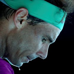 El español Rafael Nadal descansa entre los juegos contra el canadiense Denis Shapovalov durante su partido de cuartos de final de individuales masculinos en el noveno día del torneo de tenis del Abierto de Australia en Melbourne. | Foto:AARON FRANCIS / AFP