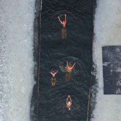 Esta foto aérea muestra a los aficionados a la natación de invierno nadando en un lago parcialmente congelado en Shenyang, en la provincia nororiental china de Liaoning. | Foto:AFP