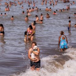 Mar del Plata tuvo una máxima de 28 grados y los turistas aprovecharon para disfrutar de sus playas. Según el pronóstico del Servicio Meteorológico Nacional (SMN) a partir de hoy comenzarán a mejorar las condiciones climáticas y la temperatura ascenderá con el correr de los días. | Foto:Télam/Diego Izquierdo