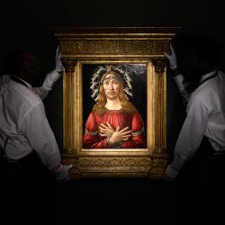 Un cuadro de Botticelli titulado "El hombre de los dolores" se expone en Sotheby's de Nueva York. - Se espera que la obra supere los 40 millones de dólares en una subasta. | Foto:ED JONES / AFP