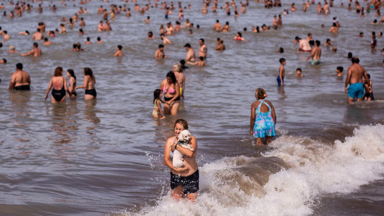 Mar del Plata tuvo una máxima de 28 grados y los turistas aprovecharon para disfrutar de sus playas. Según el pronóstico del Servicio Meteorológico Nacional (SMN) a partir de hoy comenzarán a mejorar las condiciones climáticas y la temperatura ascenderá con el correr de los días. | Foto:Télam/Diego Izquierdo