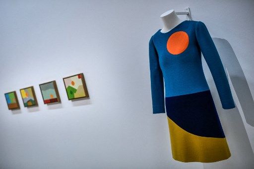 En el Pompidou: vestido de Yves Saint Laurent junto a cuadros de Etel Adnan. 