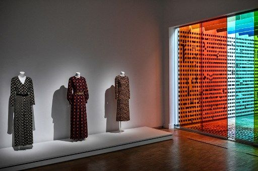 Tres Yves Saint Laurent de las colecciones 1968, 1969 y 1970, junto a obras de Victor Vasarely.