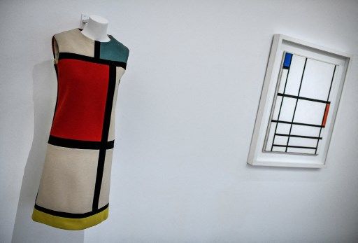 En el Centro Pompidou icónico vestido de Yves Saint Laurent de 1965 en homenaje a la obra de Piet Mondrian (izq.).