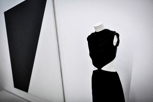 Vestido de Yves Saint Laurent junto a "Blanco Negro" de Ellsworth Kelly.