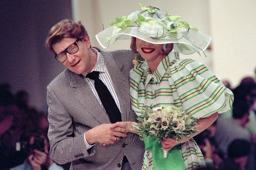 Yves Saint Laurent en uno de sus últimos desfiles, en París.