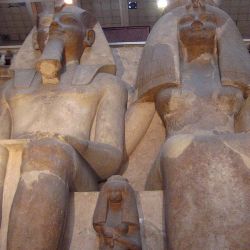 Amenhotep III junto a su esposa Tiyi, la bella hija de un fiel funcionario provincial.