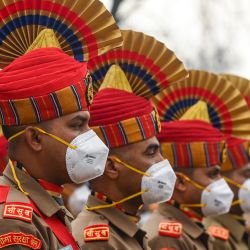 Soldados participan durante el desfile del 73º Día de la República de la India en un estadio de cricket en Srinagar. | Foto:TAUSEEF MUSTAFA / AFP