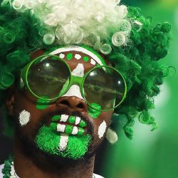 Un hincha de Nigeria posa antes del partido de fútbol de octavos de final de la Copa Africana de Naciones (CAN) 2022 entre Nigeria y Túnez. | Foto:DANIEL BELOUMOU OLOMO / AFP