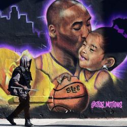 Un peatón pasa por delante de un mural del fallecido Kobe Bryant y su hija Gianna realizado por el artista @sloe_motions en Los Ángeles, California, un día antes del segundo aniversario de la muerte de la exestrella de Los Ángeles Lakers. | Foto:Frederic J. Brown / AFP