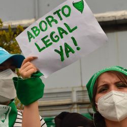 Una activista a favor del aborto sostiene un cartel en el que se lee "Aborto legal ya" durante una manifestación frente a la Asamblea Nacional de Ecuador en Quito, Ecuador. | Foto:RODRIGO BUENDIA / AFP