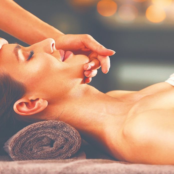 Masaje facial japones para las sales arrugas