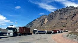 Preocupación por los tres mil camiones varados en la frontera con Chile 20220126