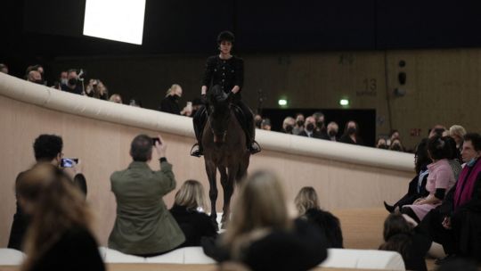 Carlota Casiraghi fusiona su pasión hípica con la moda en el desfile de Chanel 