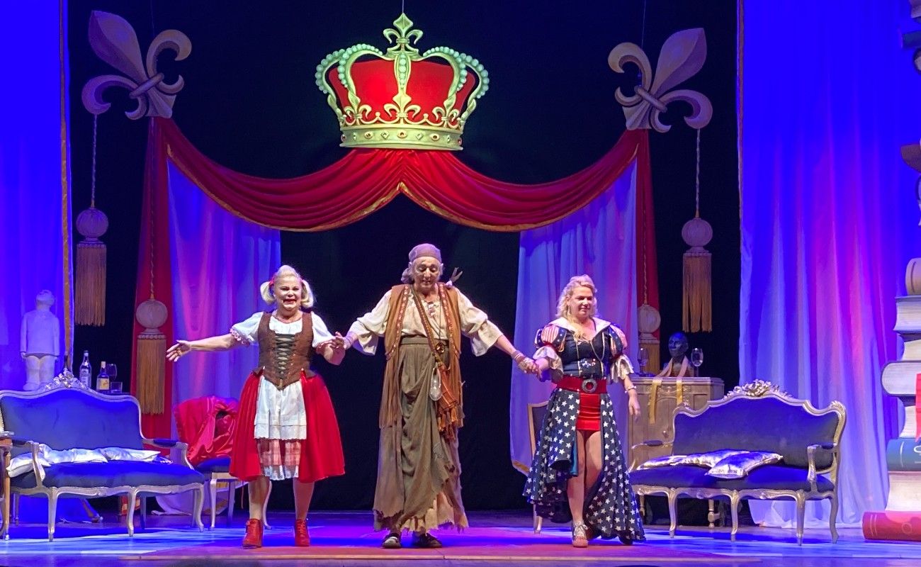 Princesas, protagonizada por Marta González, Esmeralda Mitre y Pepe Cibrián, divierte desde el escenario del Auditorio de Belgrano.