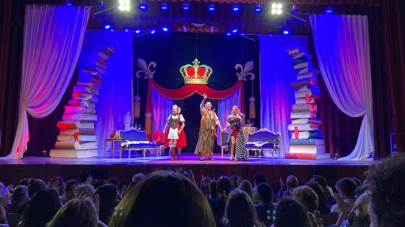 Princesas, protagonizada por Marta González, Esmeralda Mitre y Pepe Cibrián, divierte desde el escenario del Auditorio de Belgrano.