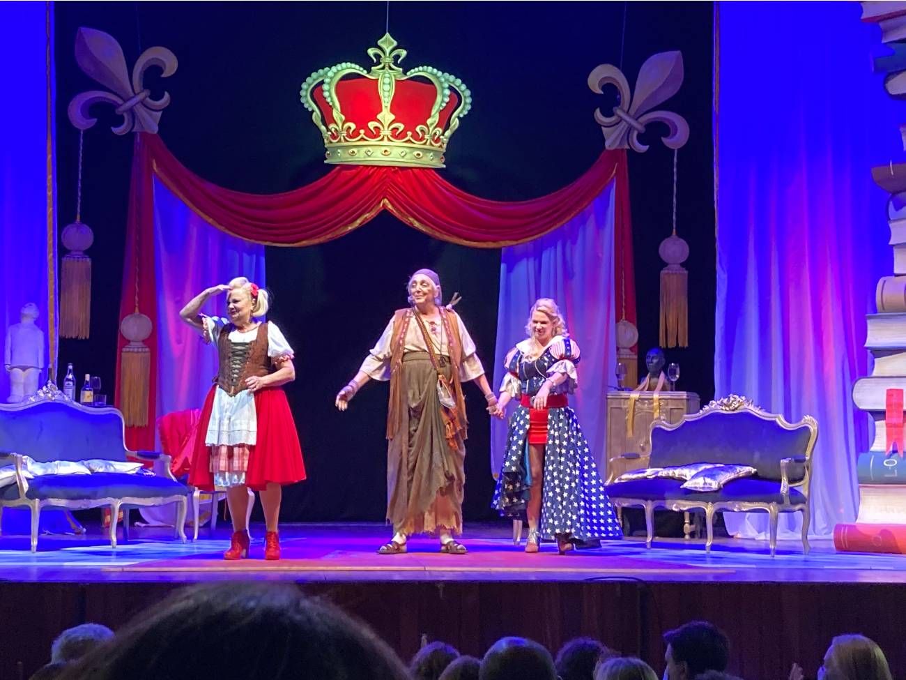 Princesas, protagonizada por Marta González, Esmeralda Mitre y Pepe Cibrián, divierte desde el escenario del Auditorio de Belgrano.