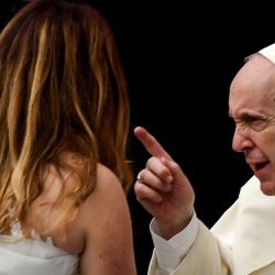 El Papa Francisco gesticula mientras habla a los recién casados durante la audiencia general semanal en la Sala Pablo-VI del Vaticano. | Foto:FILIPPO MONTEFORTE / AFP