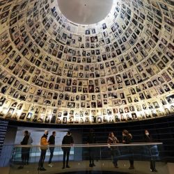 Estudiantes visitan la Sala de los Nombres, en el Centro de Memoria del Holocausto de Yad Vashem, en Jerusalén, en la víspera del Día Internacional de la Memoria del Holocausto. | Foto:MENAHEM KAHANA / AFP