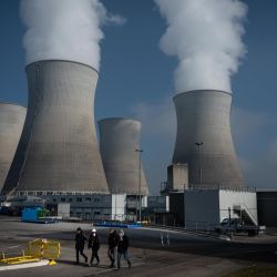 La fotografía muestra una vista de la central nuclear de Bugey, en Saint-Vulbas, en el centro este de Francia. | Foto:JEAN-PHILIPPE KSIAZEK / AFP