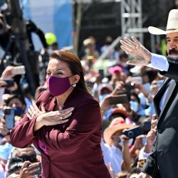 La presidenta electa de Honduras, Xiomara Castro, y su esposo, el ex presidente hondureño (2006-2009) Manuel Zelaya, saludan a sus seguidores a su llegada al Estadio Nacional de Tegucigalpa, donde tendrá lugar su ceremonia de investidura. | Foto:LUIS ACOSTA / AFP