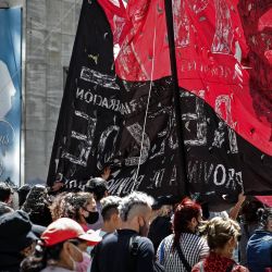 Miembros de grupos de izquierda se manifiestan contra el Fondo Monetario Internacional (FMI) en vísperas del vencimiento de una cuota de 730 millones de dólares en el pago de la deuda del país, en Buenos Aires. | Foto:ALEJANDRO PAGNI / AFP