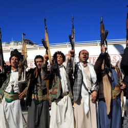 Partidarios yemeníes armados del movimiento huthi, apoyado por Irán, blanden sus armas mientras se concentran en la capital, Saná, para protestar contra la intervención de la coalición liderada por Arabia Saudí en su país. | Foto:MOHAMMED HUWAIS / AFP
