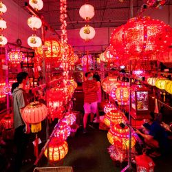 Personas compran linternas rojas para el Año Nuevo chino en una tienda, en Kuala Lumpur, Malasia. Personas decoran sus casas con plantas y flores así como con adornos tradicionales como linternas rojas y coplas a medida que se acerca el Año Nuevo chino. | Foto:Xinhua/Zhu Wei