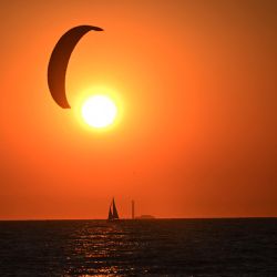 Un kitesurfista disfruta de la puesta de sol en Marsella, sur de Francia. | Foto:Christophe Simon / AFP