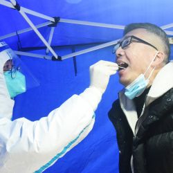 Un residente se somete a una prueba de ácido nucleico para el coronavirus Covid-19 en Hangzhou, en la provincia oriental china de Zhejiang. | Foto:AFP
