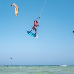 Vista general de personas practicando kitesurf en Paje, Zanzíbar. - Durante la temporada alta, las playas de Zanzíbar atraen a miles de personas para practicar el kitesurf, lo que beneficia económicamente a las empresas locales. | Foto:Sumy Sadurni / AFP
