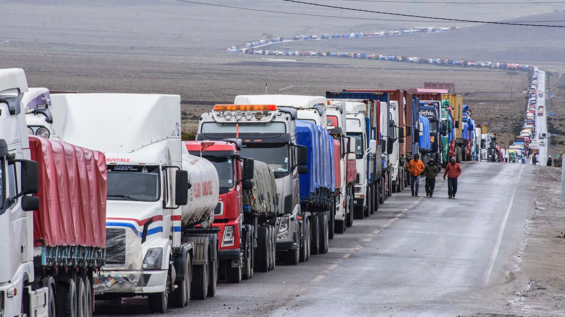 Грузовик 1000 кг. Тысячи грузовиков. 1000 Грузовиков. Грузовики с едой в Венесуэлу. Пробка больше 1000 фур на грузинской границе.