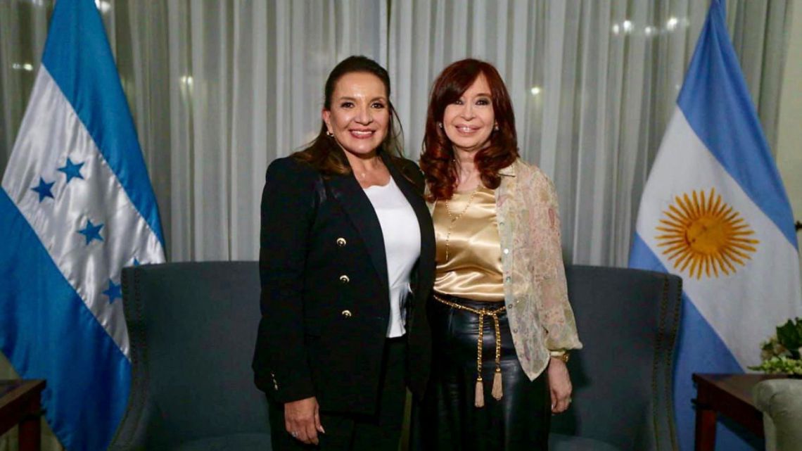 This handout picture released by Xiomara Castro's Press office shows Honduran president-elect Xiomara Castro (left) and Argentina's Vice-President Cristina Fernández de Kirchner during a meeting in Tegucigalpa on January 26, 2022.