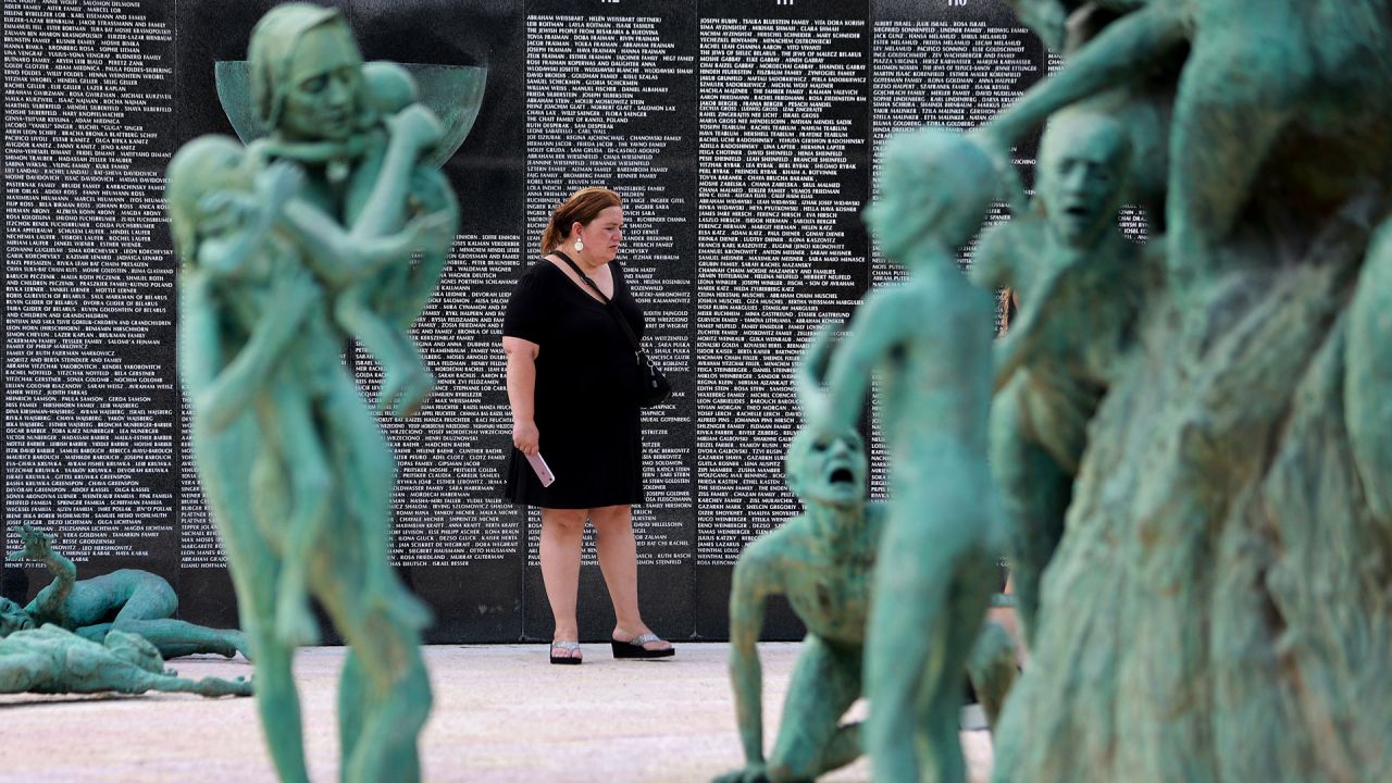 Belén González visita el Memorial del Holocausto de Miami Beach en el Día Internacional de Conmemoración del Holocausto en Miami Beach, Florida. | Foto:Joe Raedle/Getty Images/AFP