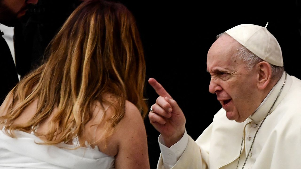 El Papa Francisco gesticula mientras habla a los recién casados durante la audiencia general semanal en la Sala Pablo-VI del Vaticano. | Foto:FILIPPO MONTEFORTE / AFP