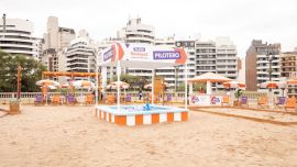 Verano a toda costa es el nombre de la playa que se instaló en el Mercado de Pulgas porteño.
