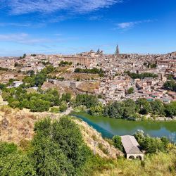 Los múltiples aspectos históricos que brinda la bella Toledo bien valen pasar unos días sumergidos en sus callejuelas.