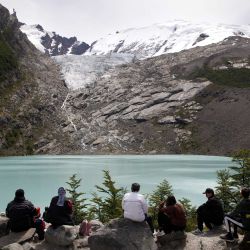 Imagen personas observando la Laguna Huemul al pie del Glaciar Huemul en el Parque Nacional Los Glaciares, en El Chaltén, Argentina.. | Foto:Xinhua/Martín Zabala