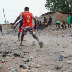 Jóvenes aficionados al fútbol juegan en las calles de Roumdé, el barrio donde nació el delantero camerunés Vincent Aboubakar en Garoua. | Foto:DANIEL BELOUMOU OLOMO / AFP