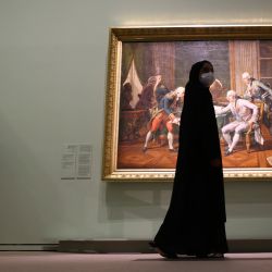 Los visitantes recorren la exposición "Versalles y el mundo" en el Louvre Abu Dhabi. | Foto:KARIM SAHIB / AFP