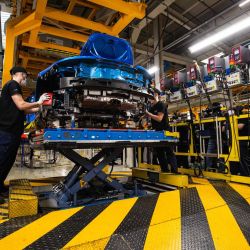 Operarios trabajan en un coche en la fábrica de Renault de coches deportivos Alpine en Dieppe. | Foto:Sameer Al-Doumy / AFP