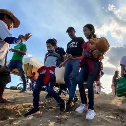 Venezolanos abordan un bote antes de cruzar el río Arauca en Arauca, Colombia, en la frontera con Venezuela. - Cinco personas murieron en dos días en una región del noreste de Colombia fronteriza con Venezuela, escenario de un sangriento enfrentamiento entre disidentes de la ex guerrilla de las FARC y rebeldes del ELN, informó la policía local a la AFP. | Foto:JUAN BARRETO / AFP