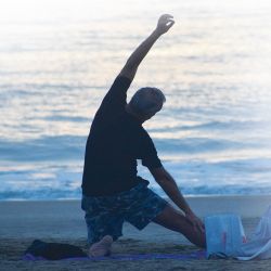 Una meditación al amanecer en Pinamar | Foto:Cedoc.