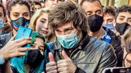 Javier Milei rodeado de jóvenes.