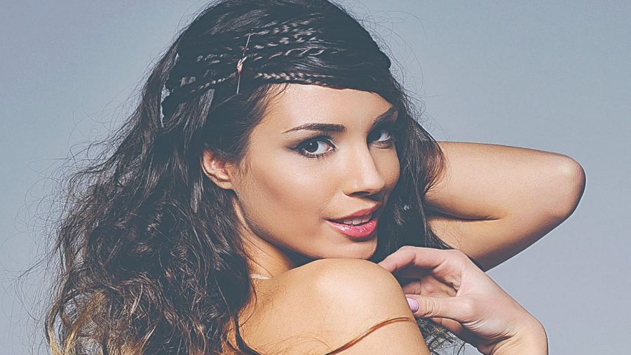 La trenza de flequillo es ideal cuando querés liberar la frente