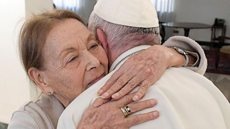 El papa Francisco, con la escritora húngara Edith Bruck, sobreviviente de Auschwitz.