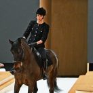 Charlotte Casiraghi apareció a caballo en el último desfile de Chanel 