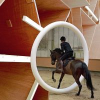 Charlotte Casiraghi apareció a caballo en el último desfile de Chanel 