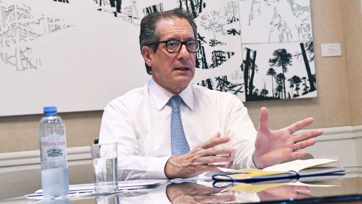 El FMI aceptó. “que se establecieran controles de capitales en el programa, que no descansa exclusivamente en un ajuste de precios, en una fuerte devaluación o en un fuerte aumento de la tasa de interés, sino que se utilizaron mecanismos regulatorios para evitar que los balances generaran un problema macroeconómico”.